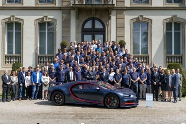 Bugatti-Präsident Stephan Winkelmann (Mitte) und Mitarbeiter mit dem 100. Chiron vor dem Firmensitz Château St. Jean in Molsheim.  Foto: Auto-Medienportal.Net/Bugatti